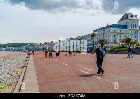 LLANDUDNO, WALES - 05. JULI 2021: Llandudno ist der größte Badeort in Wales, bekannt für den North Shore Beach und den Llandudno Pier aus dem 19. Jahrhundert. Stockfoto