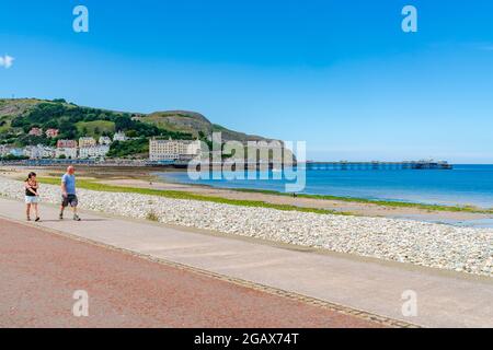 LLANDUDNO, WALES - 05. JULI 2021: Llandudno ist der größte Badeort in Wales, bekannt für den North Shore Beach und den Llandudno Pier aus dem 19. Jahrhundert. Stockfoto