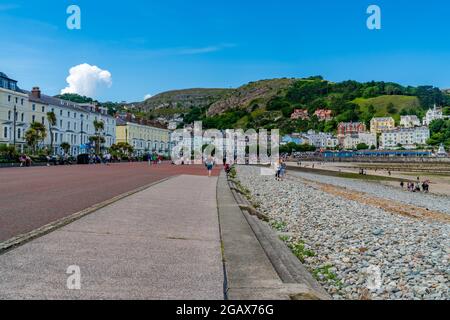 LLANDUDNO, WALES - 05. JULI 2021: Llandudno ist der größte Badeort in Wales, bekannt für den North Shore Beach und den Llandudno Pier aus dem 19. Jahrhundert. Stockfoto