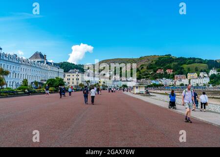 LLANDUDNO, WALES - 05. JULI 2021: Llandudno ist der größte Badeort in Wales, bekannt für den North Shore Beach und den Llandudno Pier aus dem 19. Jahrhundert. Stockfoto