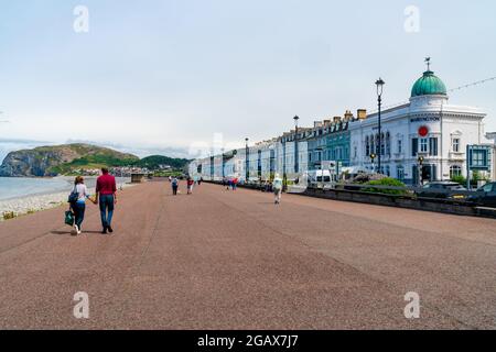 LLANDUDNO, WALES - 05. JULI 2021: Llandudno ist der größte Badeort in Wales, bekannt für den North Shore Beach und den Llandudno Pier aus dem 19. Jahrhundert. Stockfoto