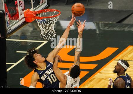 Orlando, Florida, USA, 19. Februar 2021, New Orleans Pelicans Center Jaxson Hayes #10 Blocks eine Aufnahme von Orlando Magic's Chuma Okeke #3 im Amway Center (Foto: Marty Jean-Louis) Stockfoto