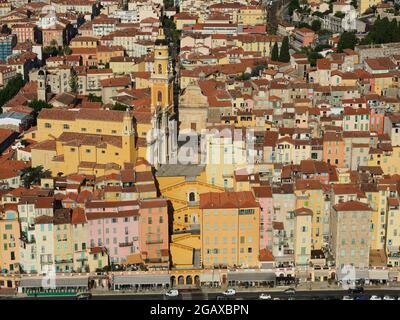 LUFTAUFNAHME. Basilika umgeben von den bunten mittelalterlichen Häusern in der Altstadt von Menton. Französische Riviera, Alpes-Maritimes, Frankreich. Stockfoto