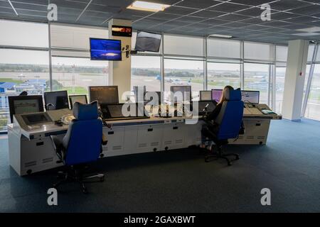 Fluglotsenarbeitsplatz. Arbeitsraum des Managers der Starts und Landungen der Flugzeuge am Flughafen. Monitore, Stühle, Computer. Luft Stockfoto
