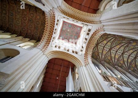 Die Decke des zentralen Turms der St Albans Cathedral ist eine Nachbildung aus den 1950er Jahren. Das zarte Original sitzt jedoch darüber. Stockfoto