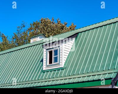 Oberes Dach der alten Farmscheune auf blauem Himmel Hintergrund Stockfoto
