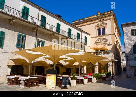 Restaurant Terrasse, Trg od oruzja, Platz der Waffen, Stari Grad, Altstadt, Kotor, Montenegro Stockfoto