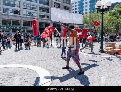 New York, New York, USA. Juli 2021. New York, NY - 31. Juli 2021: Pakistanisch-amerikanische Muslime-Aktivisten Ahmad und Mustafa schaffen eine Kunstinstallation Smash Racism im Rahmen der Kundgebung von Black Lives Still Matter auf dem Union Square. Sie stellten WORTRASSISMUS auf einen Draht und luden Menschen ein, Charaktere dieses Wortes mit Stöcken zu zerschlagen. (Bild: © Lev Radin/ZUMA Press Wire) Stockfoto