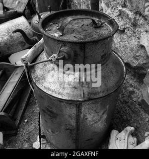Alte Milchfahne, monochrom Stockfoto