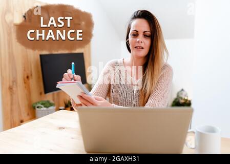 Konzeptionelle Darstellung Letzte Chance. Business Showcase eine letzte Chance, die einer Person mit einem unsicheren Ergebnis von Social Media Influencer gegeben wird Stockfoto