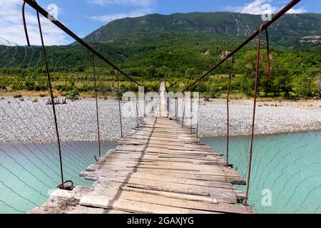 Alte Hängebrücke über den wunderschönen Fluss Vjosa, in der Nähe von Çarçovë, Nemërçka, Gjirokastra, albanien Stockfoto