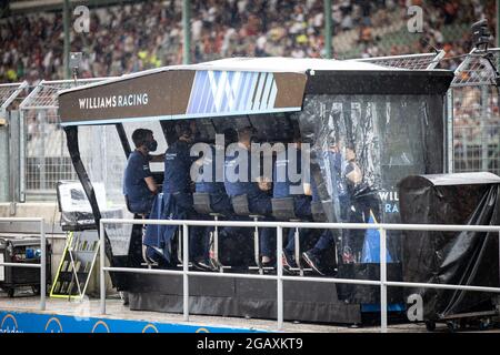 Budapest, Ungarn. August 2021. Williams Racing Boxenportal. Großer Preis von Ungarn, Sonntag, 1. August 2021. Budapest, Ungarn. Quelle: James Moy/Alamy Live News Stockfoto