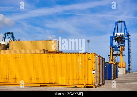 Containerterminal im Hafen von Bilbao, Biskaya, Baskenland, Euskadi, Spanien, Europa, Stockfoto