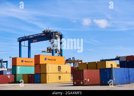 Containerterminal im Hafen von Bilbao, Biskaya, Baskenland, Euskadi, Spanien, Europa, Stockfoto