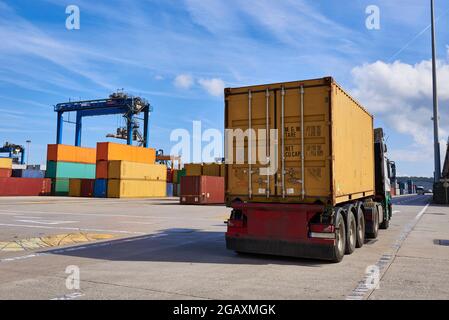 Containerterminal im Hafen von Bilbao, Biskaya, Baskenland, Euskadi, Spanien, Europa, Stockfoto