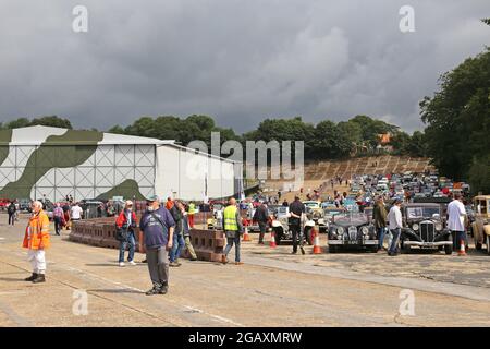 Brooklands Museum Member Classic Car Show and Retrojumble. Weybridge, Surrey, Großbritannien. 1. August 2021. Hunderte von Oldtimern befüllten die Finishing Straight erneut bei der ersten Massenveranstaltung des Museums nach dem Lockdown. Das Brooklands Museum ist der Ort der weltweit ersten eigens dafür gebauten Rennstrecke, die 1907 erbaut wurde und schließlich durch den Ausbruch des 2. Weltkriegs im Jahr 1939 geschlossen wurde. Kredit: Ian Bottle/Alamy Live News Stockfoto