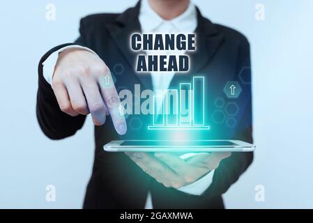 Textüberschrift mit der Darstellung von „Change Ahead“. Geschäftsübersicht einige Änderungen warten darauf, zu geschehen Perspektive Standby Lady in Suit zeigt auf Tablet-Anzeige Stockfoto