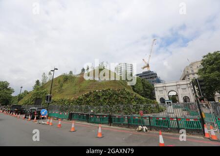 London, England, Großbritannien. August 2021. Marble Arch Mound im Zentrum von London. Die 25 Meter hohe Installation, die von der britischen Presse als „The Worst Attraction of London“ bezeichnet wird, soll einen atemberaubenden Blick auf den Hyde Park, Mayfair und Marylebone bieten. (Bild: © Tayfun Salci/ZUMA Press Wire) Stockfoto