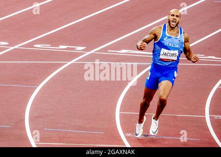 Der Italiener Lamont Marcell Jacobs gewann am 1. August 2021 das 100-Meter-Finale der Männer im Olympiastadion in Tokio, Japan. Mit einer Zeit von 9.80 war er überraschend der schnellste. Fred Kerley aus den Vereinigten Staaten nahm Silber, Andre De Grasse aus Kanada nahm Bronze. Foto von Robin Utrecht/ABACAPRESS.COM Stockfoto