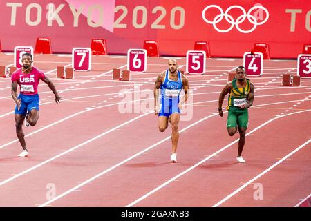 Der Italiener Lamont Marcell Jacobs gewann am 1. August 2021 das 100-Meter-Finale der Männer im Olympiastadion in Tokio, Japan. Mit einer Zeit von 9.80 war er überraschend der schnellste. Fred Kerley aus den Vereinigten Staaten nahm Silber, Andre De Grasse aus Kanada nahm Bronze. Foto von Robin Utrecht/ABACAPRESS.COM Stockfoto