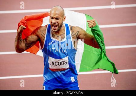 Der Italiener Lamont Marcell Jacobs gewann am 1. August 2021 das 100-Meter-Finale der Männer im Olympiastadion in Tokio, Japan. Mit einer Zeit von 9.80 war er überraschend der schnellste. Fred Kerley aus den Vereinigten Staaten nahm Silber, Andre De Grasse aus Kanada nahm Bronze. Foto von Robin Utrecht/ABACAPRESS.COM Stockfoto