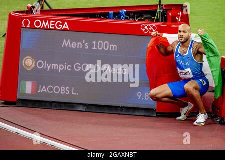 Der Italiener Lamont Marcell Jacobs gewann am 1. August 2021 das 100-Meter-Finale der Männer im Olympiastadion in Tokio, Japan. Mit einer Zeit von 9.80 war er überraschend der schnellste. Fred Kerley aus den Vereinigten Staaten nahm Silber, Andre De Grasse aus Kanada nahm Bronze. Foto von Robin Utrecht/ABACAPRESS.COM Stockfoto