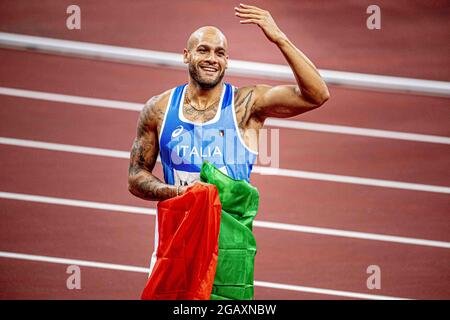 Der Italiener Lamont Marcell Jacobs gewann am 1. August 2021 das 100-Meter-Finale der Männer im Olympiastadion in Tokio, Japan. Mit einer Zeit von 9.80 war er überraschend der schnellste. Fred Kerley aus den Vereinigten Staaten nahm Silber, Andre De Grasse aus Kanada nahm Bronze. Foto von Robin Utrecht/ABACAPRESS.COM Stockfoto