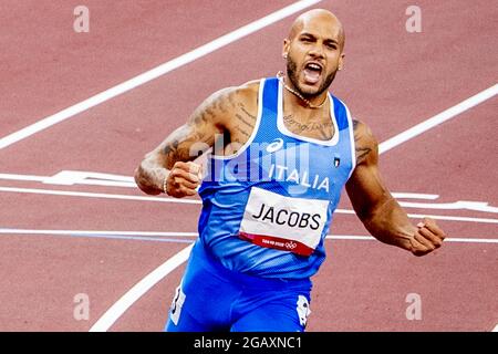 Der Italiener Lamont Marcell Jacobs gewann am 1. August 2021 das 100-Meter-Finale der Männer im Olympiastadion in Tokio, Japan. Mit einer Zeit von 9.80 war er überraschend der schnellste. Fred Kerley aus den Vereinigten Staaten nahm Silber, Andre De Grasse aus Kanada nahm Bronze. Foto von Robin Utrecht/ABACAPRESS.COM Stockfoto