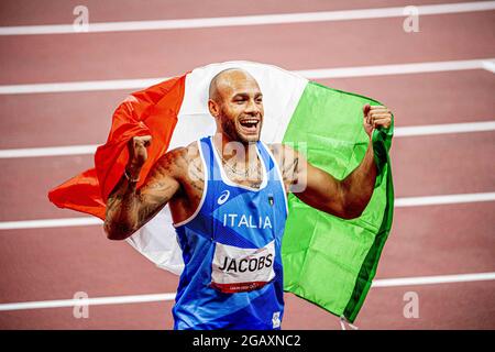 Der Italiener Lamont Marcell Jacobs gewann am 1. August 2021 das 100-Meter-Finale der Männer im Olympiastadion in Tokio, Japan. Mit einer Zeit von 9.80 war er überraschend der schnellste. Fred Kerley aus den Vereinigten Staaten nahm Silber, Andre De Grasse aus Kanada nahm Bronze. Foto von Robin Utrecht/ABACAPRESS.COM Stockfoto