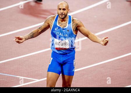 Der Italiener Lamont Marcell Jacobs gewann am 1. August 2021 das 100-Meter-Finale der Männer im Olympiastadion in Tokio, Japan. Mit einer Zeit von 9.80 war er überraschend der schnellste. Fred Kerley aus den Vereinigten Staaten nahm Silber, Andre De Grasse aus Kanada nahm Bronze. Foto von Robin Utrecht/ABACAPRESS.COM Stockfoto