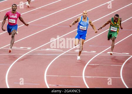 Der Italiener Lamont Marcell Jacobs gewann am 1. August 2021 das 100-Meter-Finale der Männer im Olympiastadion in Tokio, Japan. Mit einer Zeit von 9.80 war er überraschend der schnellste. Fred Kerley aus den Vereinigten Staaten nahm Silber, Andre De Grasse aus Kanada nahm Bronze. Foto von Robin Utrecht/ABACAPRESS.COM Stockfoto