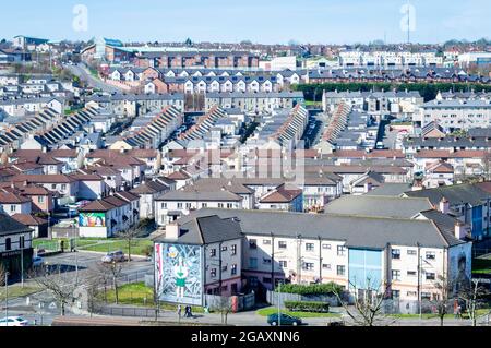 Londonderry, Großbritannien, März 2017. Draufsicht auf Derry Stadt Bogside Wohngebiet an einem sonnigen Tag. Stockfoto