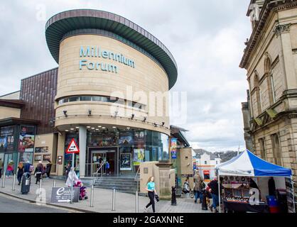 Derry / Londonderry, Großbritannien, März 2017. Die Vorderansicht der Stadt Derry Millennium Forum an einem bewölkten Tag. Stockfoto