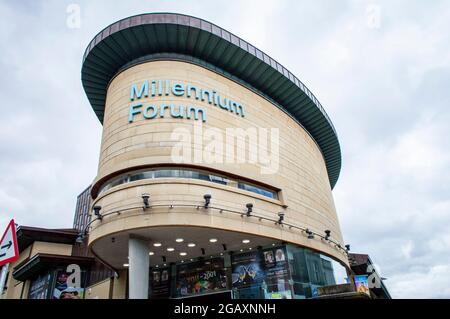 Derry / Londonderry, Großbritannien, März 2017. Die Vorderansicht der Stadt Derry Millennium Forum an einem bewölkten Tag. Stockfoto