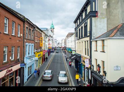 Londonderry, Großbritannien, März 2017. Der Blick von oben auf die Market Street von Derry an einem bewölkten Tag. Stockfoto