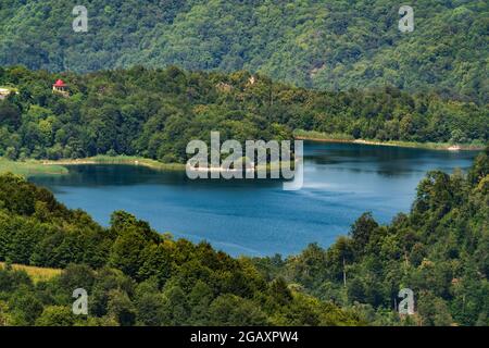 Blick auf den Hochlandsee Goygol in Aserbaidschan Stockfoto