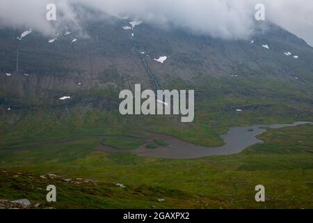 Berge rund um den Kungsleden Trail bei Viterskalet Hütte an einem regnerischen Morgen, Blick vom Weg nach Syttertoppen, Lappland, Schweden Stockfoto