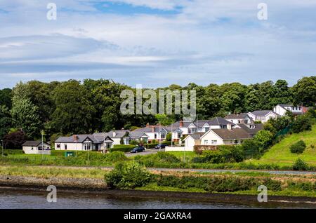 Londonderry, Nordirland, Juli 2016. Derry City Wohngebäude in der Nähe des Flusses Foyle an einem sonnigen Tag. Stockfoto