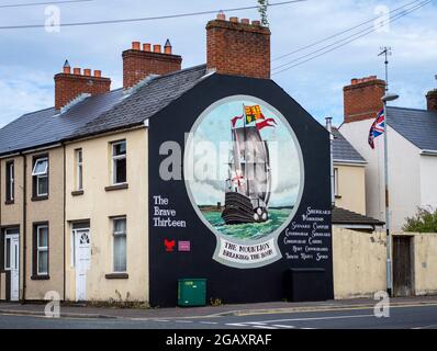 Londonderry, Nordirland, Juli 2016. Derry City Wohngebäude mit Wandmalereien. Stockfoto