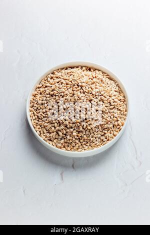Perlgerste in weißer Schale auf weißem Hintergrund, isoliert – FOODPIX WEISS - COPYSPACE - RAUM FÜR TEXT Stockfoto