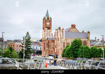 Londonderry, Nordirland, Juli 2016. Derry City Guildhall von der Friedensbrücke aus gesehen an einem bewölkten Tag. Stockfoto