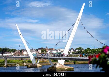 Londonderry, Nordirland, Juli 2016. Die Friedensbrücke über den Fluss Foyle in Derry City an einem sonnigen Tag. Stockfoto