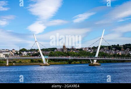 Londonderry, Nordirland, Juli 2016. Die Friedensbrücke über den Fluss Foyle in Derry City an einem sonnigen Tag. Stockfoto