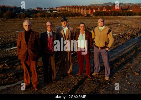 Diese 5 Männer arbeiteten zusammen in der Coalite-Fabrik, die 2.4.5.T produzierte, bis sie 1968 explodierte. Sie stehen an dem Ort, an dem informierte Obswerver glauben, dass die kontaminierten Trümmer der Explosion begraben werden. Das Gelände wird für einen Kinderspielplatz neu entwickelt. Die Männer hatten alle Herzinfarkte, Nierenprobleme und sind impotent. Die medizinischen Probleme sind konsistent mit der Exposition gegenüber den Dioxinen in 2,4,5-T. September 1981 Stockfoto