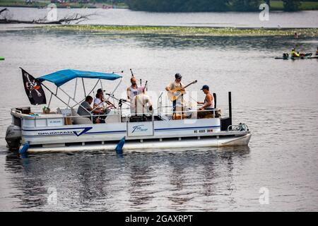 Wausau, Wisconsin, USA, 31. Juli 2021, 7th Annual Paddle Pub Crawl, Ed Giallomardo und Feed the Dog Band unterhalten das Publikum horizontal Stockfoto