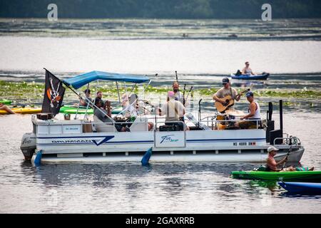 Wausau, Wisconsin, USA, 31. Juli 2021, 7th Annual Paddle Pub Crawl, Ed Giallomardo und Feed the Dog Band unterhalten das Publikum horizontal Stockfoto