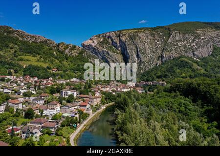 Luftaufnahme der Stadt pont en royans in frankreich Stockfoto