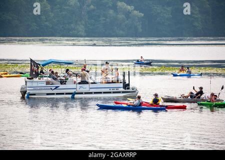 Wausau, Wisconsin, USA, 31. Juli 2021, 7th Annual Paddle Pub Crawl, Ed Giallomardo und Feed the Dog Band unterhalten das Publikum horizontal Stockfoto