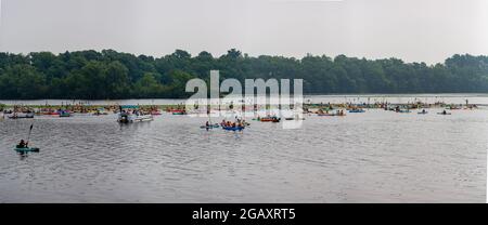 Wausau, Wisconsin, USA, 31. Juli 2021, 7th Annual Paddle Pub Crawl, Ed Giallomardo und Feed the Dog Band unterhalten Kajakfahrer kurz vor dem Start, PAN Stockfoto