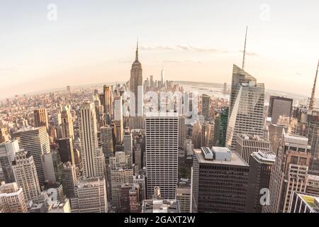 Fischaugen-Luftaufnahme von Manhattan in New York City, USA. Skyline-Panorama bei Sonnenuntergang. Fischaugenobjektiv-Effekt Stockfoto